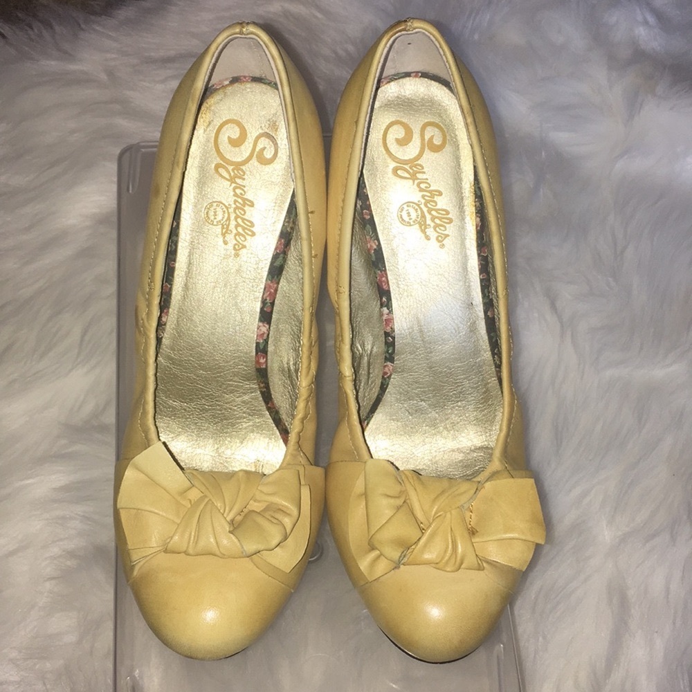 SEYCHELLES yellow bow pump